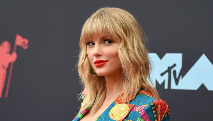 Hilarious: Taylor Swift Whines For Eating The wrong Banana